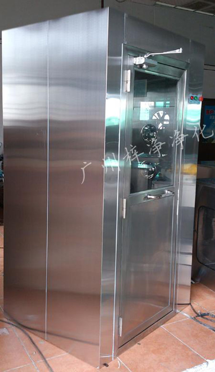 防爆風(fēng)淋室主要配置有：防爆風(fēng)機(jī)，離爆燈器等。