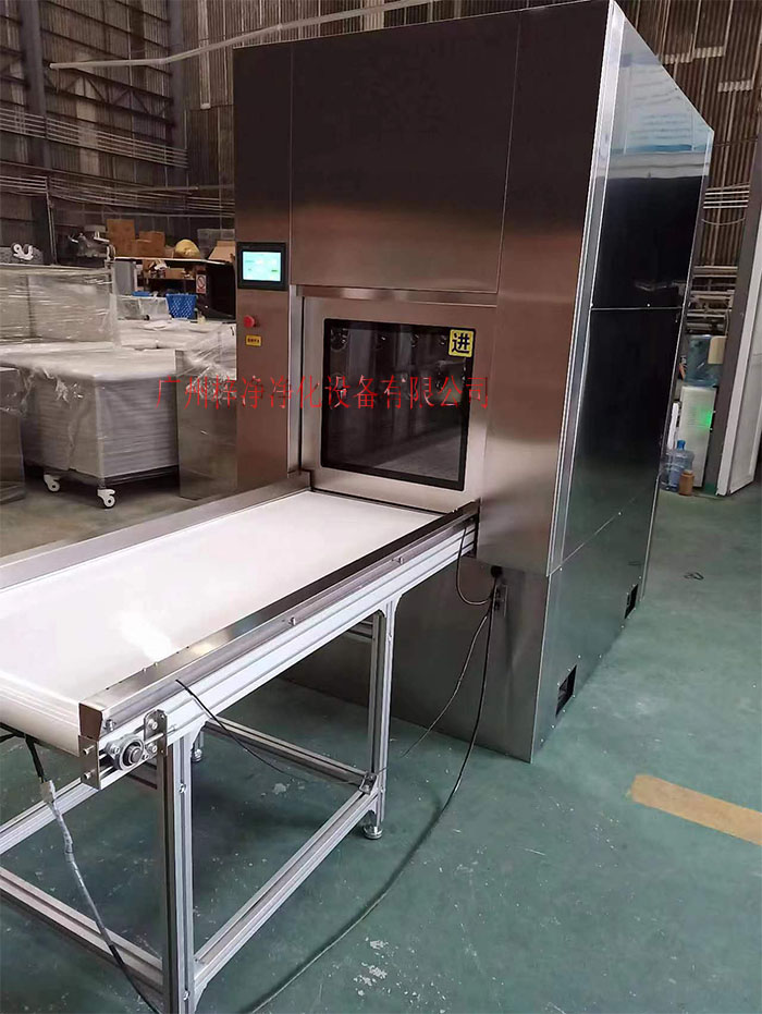 輸送帶傳遞窗還可吹淋被傳遞物品的表面，防止物品可能攜帶塵埃進(jìn)入潔凈室。