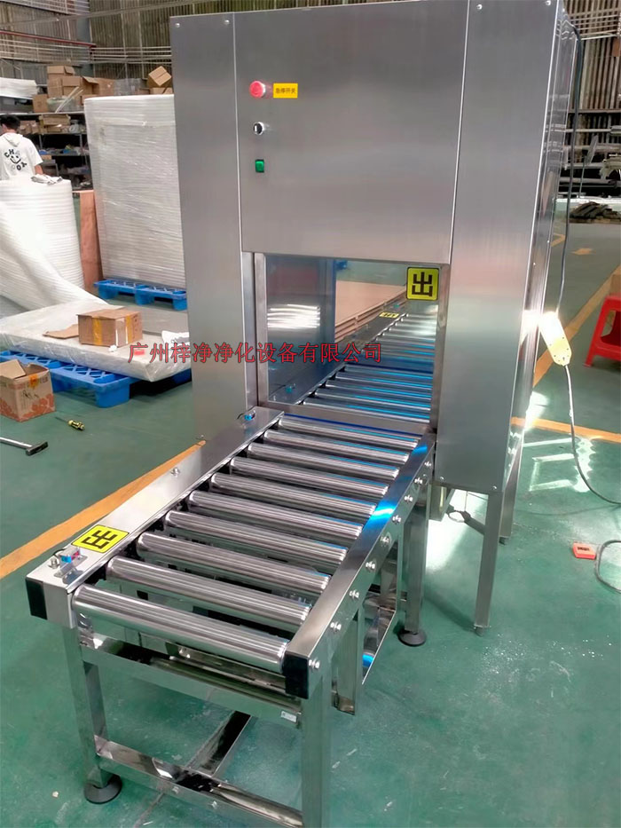 傳動帶輸送線傳遞窗的制作法于其它普通傳遞窗不一樣，傳動帶輸送線傳遞窗下面加了條流水線，上層要傳遞貨物。