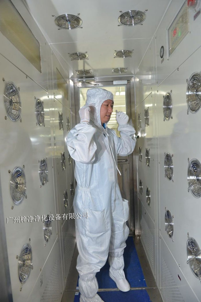 風淋室是一種用于去除人員、物料表面塵埃的凈化設備