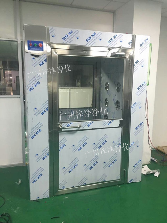 防爆風(fēng)淋室是指風(fēng)淋室的電機(jī)、指示燈、照明燈、接線管必須嚴(yán)格按照防爆標(biāo)準(zhǔn)