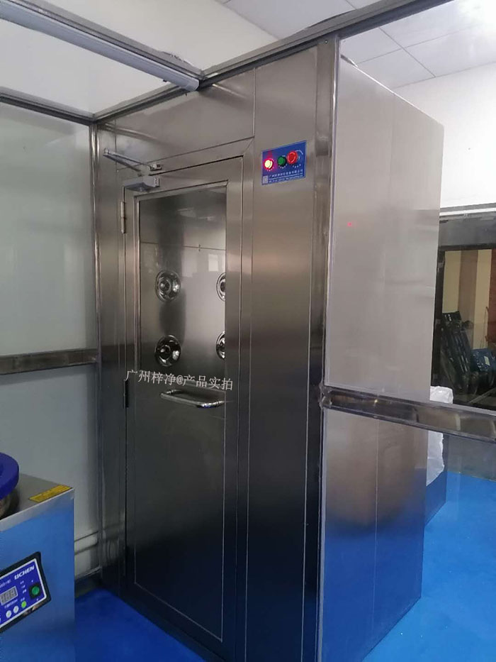 風(fēng)淋室廣泛應(yīng)用于電子、生物醫(yī)藥、食品等行業(yè)。