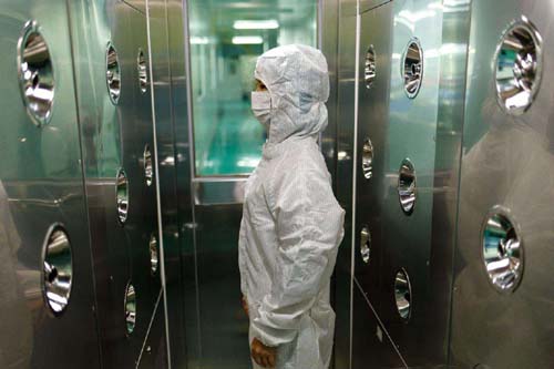 風(fēng)淋室工作原理是通過(guò)高速氣流的沖擊，有效清除進(jìn)入潔凈室的人員、物料表面攜帶的塵埃和污染物。