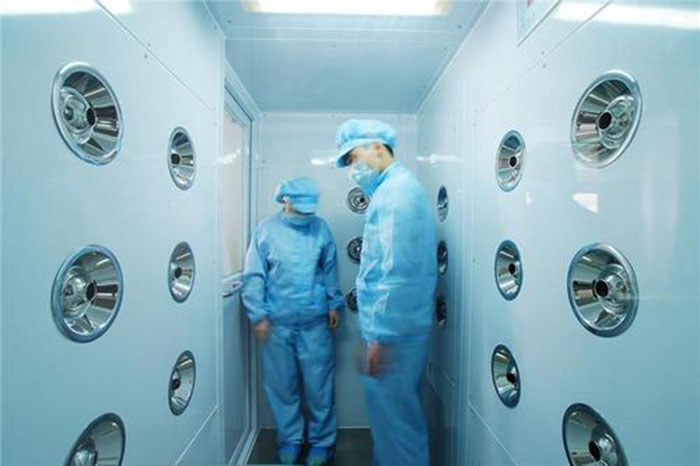 啟動風(fēng)淋室按下啟動按鈕,風(fēng)淋室開始工作,風(fēng)機啟動,過濾器開始過濾空氣。 啟動風(fēng)淋室按下啟動按鈕,風(fēng)淋室開始工作,風(fēng)機啟動,過濾器開始過濾空氣。