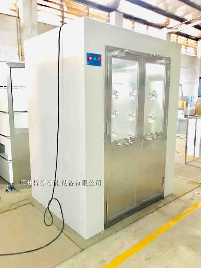 風(fēng)淋室是潔凈室中的重要設(shè)備,風(fēng)淋室主要用于去除進入潔凈室的人員或物料表面的塵埃和微生物,保證潔凈室內(nèi)的空氣質(zhì)量和環(huán)境穩(wěn)定性。 風(fēng)淋室是潔凈室中的重要設(shè)備,風(fēng)淋室主要用于去除進入潔凈室的人員或物料表面的塵埃和微生物,保證潔凈室內(nèi)的空氣質(zhì)量和環(huán)境穩(wěn)定性。