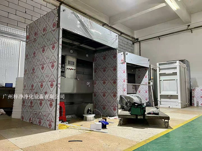 負壓稱稱量罩通過創(chuàng)造一個低氣壓的環(huán)境，防止生產(chǎn)過程中的粉塵、揮發(fā)物等有害物質(zhì)逸散到外界環(huán)境中，同時確保稱量結(jié)果的準確性。