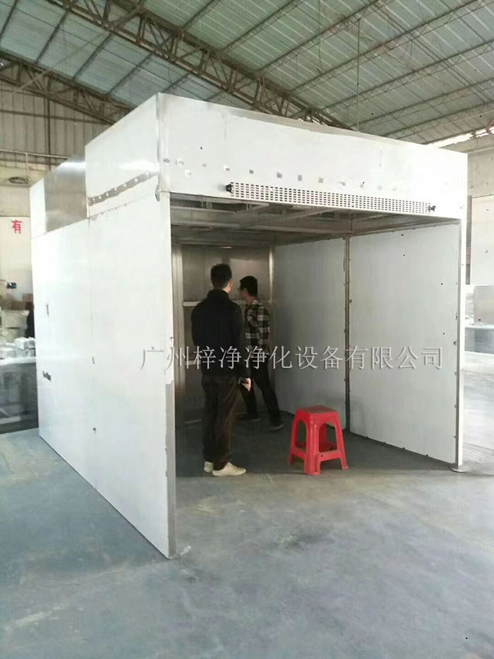 負壓稱稱量罩通過創(chuàng)造一個低氣壓的環(huán)境，防止生產(chǎn)過程中的粉塵、揮發(fā)物等有害物質(zhì)逸散到外界環(huán)境中，同時確保稱量結(jié)果的準確性。