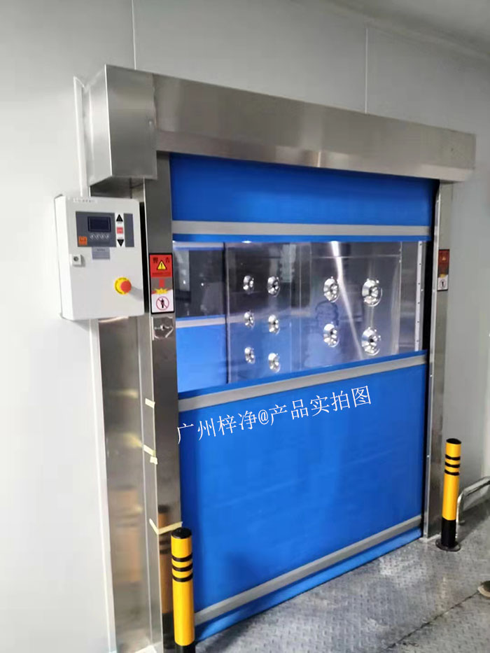 操作人員進入快速卷簾門風淋室，站在指定位置。