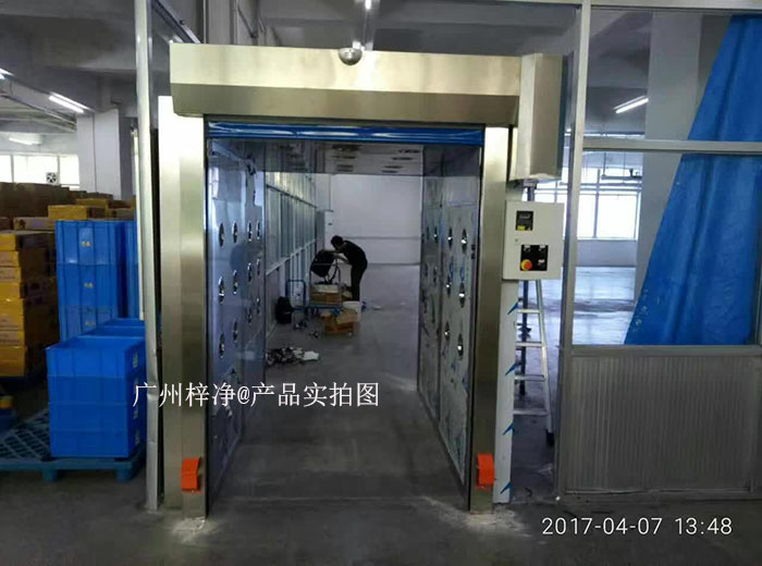 快速卷簾門(mén)風(fēng)淋室和快速卷簾門(mén)貨淋室的工作原理主要基于高效過(guò)濾器和快速氣流交換。 快速卷簾門(mén)風(fēng)淋室和快速卷簾門(mén)貨淋室的工作原理主要基于高效過(guò)濾器和快速氣流交換。