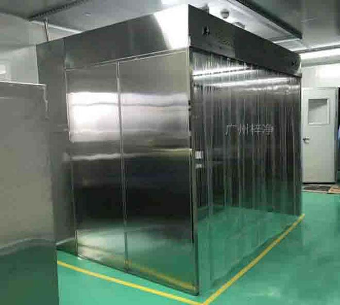 潔凈層流罩通過(guò)特殊的氣流組織，形成均勻、穩(wěn)定的氣流層，確保工作區(qū)域內(nèi)的空氣潔凈度。