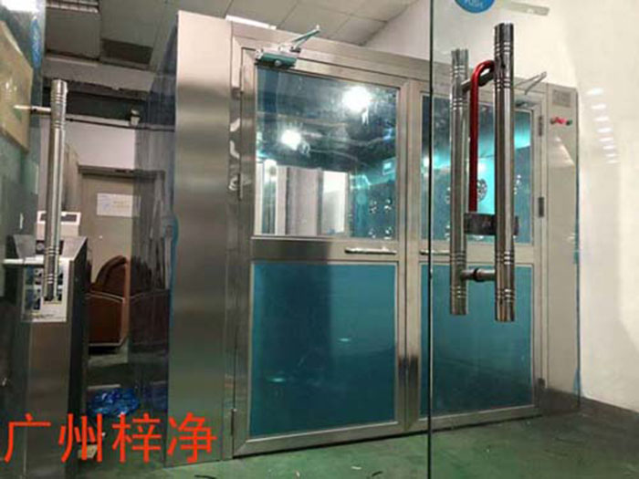 風(fēng)淋室安裝現(xiàn)場實(shí)拍圖